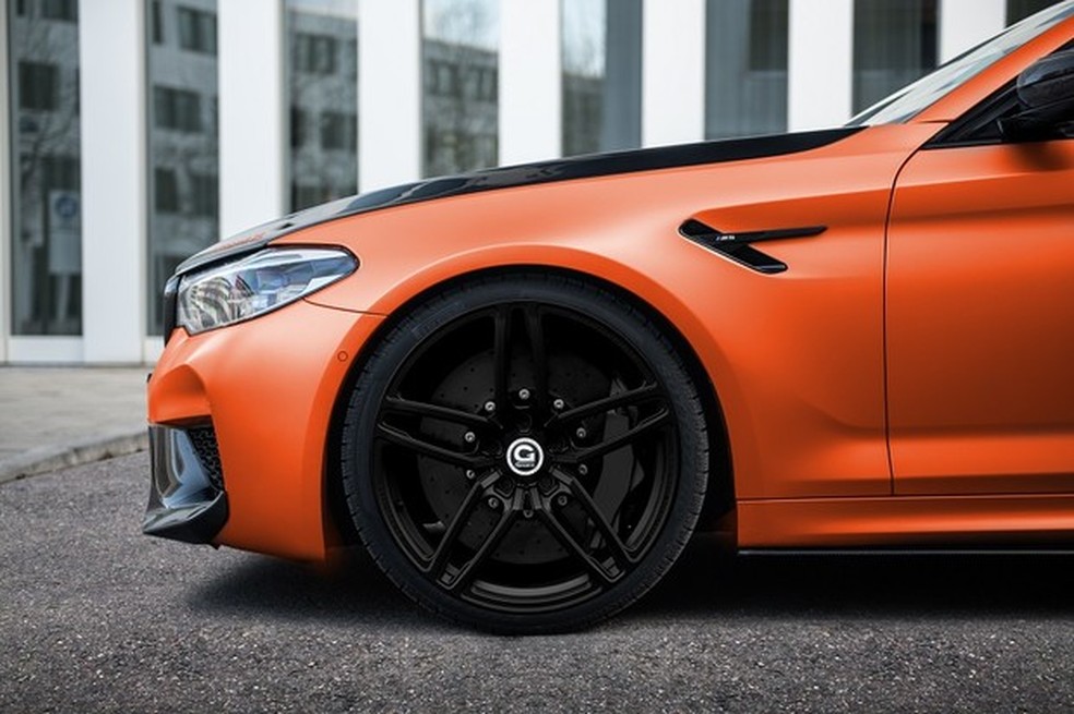 As rodas forjadas de 21 polegadas custam o equivalente a mais R$ 50 mil (Foto: Divulgação) — Foto: Auto Esporte