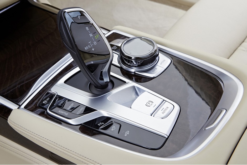 BMW Série 7 tem câmbio de oito marchas e paddle shifts no volante