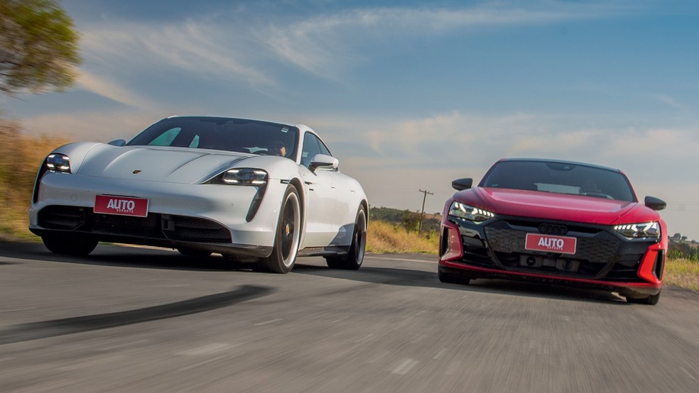 Mutantes: O Taycan tem a opção de um para-choque frontal diferente; no Audi dá para mudar até as cores do logotipo — Foto: Renato Durães
