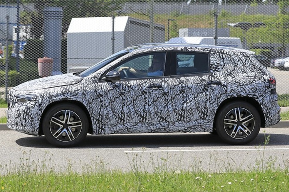 O perfil mostra que o novo GLA terá terceira janela lateral (Foto: AutoMedia/Auto News Brasil) — Foto: Auto Esporte