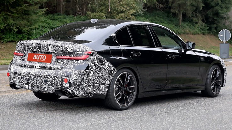 BMW Série 3 - Série 3 terá novos para-choques, faróis mais finos (e com nova assinatura das luzes diurnas) e grade ligeiramente maior, mas sem chegar ao tamanho exagerado — e polêmico — da peça encontrada no "irmão" Série 4