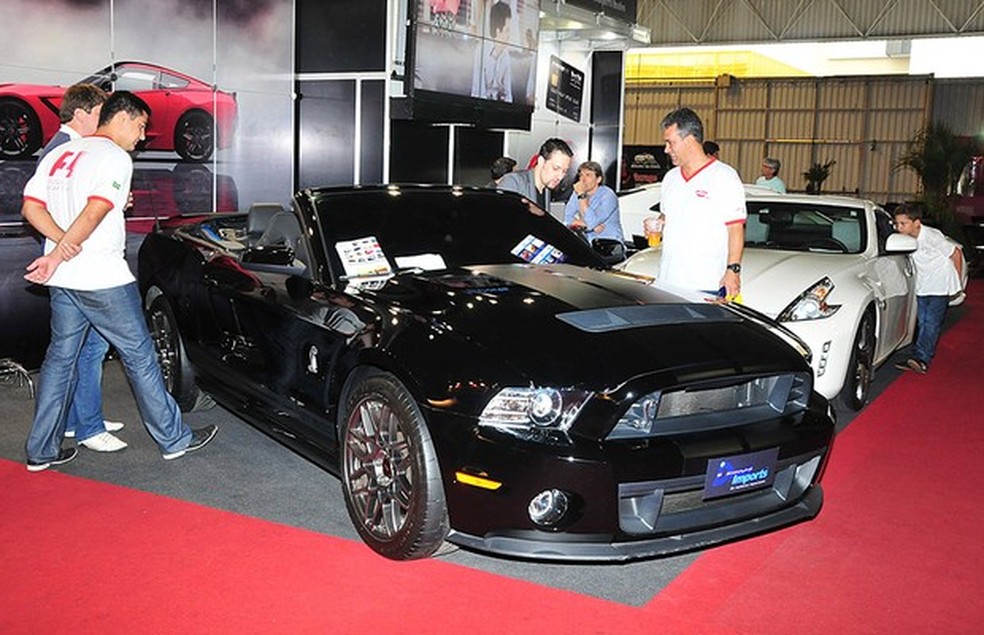 Visitantes confere carros expostos por importadora no AutoEsporte ExpoShow 2013 (Foto: Oswaldo Palermo / Auto News Brasil) — Foto: Auto Esporte