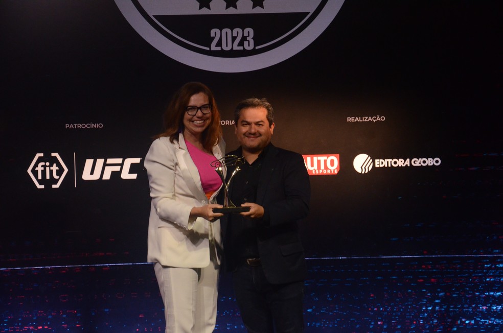 Giselli Cardoso recebe o prêmio do Peugeot e-2008 — Foto: Demétrios Cardozo
