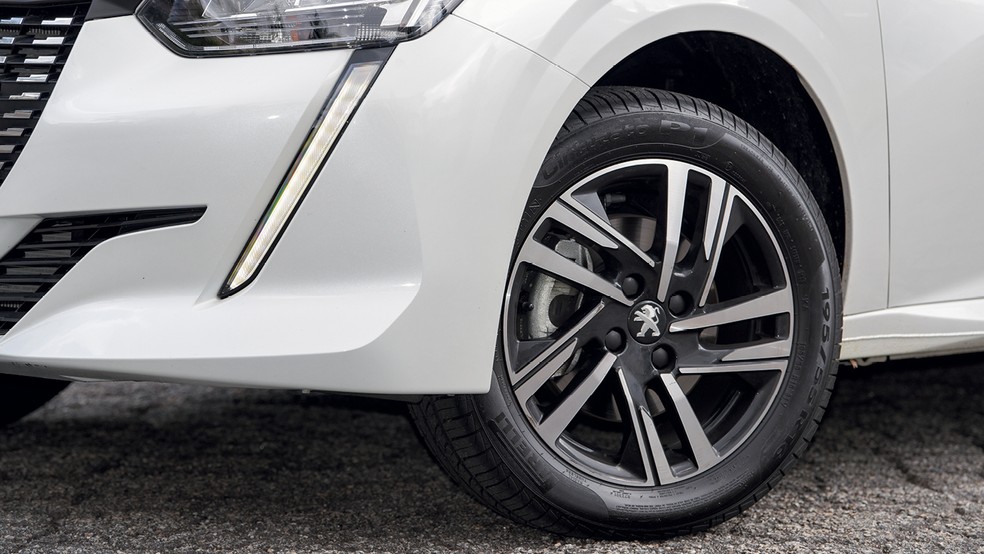 Peugeot 208 Allure tem rodas de 16 polegadas — Foto: Murilo Góes/Auto News Brasil