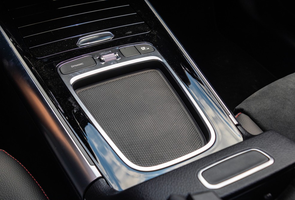 Console central do Mercedes-Benz GLA 200 trocou o touchpad por um nicho raso — Foto: Demetrios Cardozo/Auto News Brasil