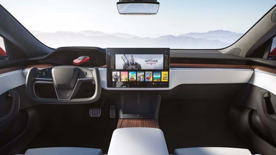 Novo Tesla Model S é o sedã de tiozão mais rápido que um Fórmula 1 (e agora vem com "meio volante")