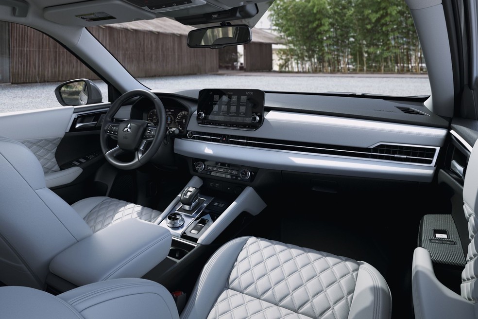 Mitsubishi Outlander PHEV 2026 oferece acabamento interno em soft touch e central multimídia de 9 polegadas — Foto: Divulgação