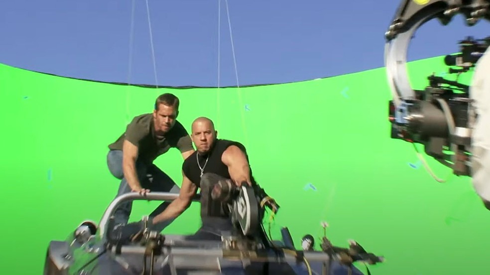 Imagem dos bastidores mostra Vin Diesel e Paul Walker durante as gravações de "Velozes e Furiosos: Operação Rio" — Foto: Reprodução