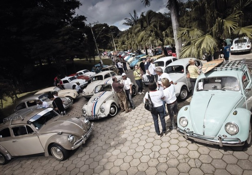 Famílias, aficionados, gente da cidade e do roçado:em cunha, todo mundo se reuniu para expor os Fusquinhas que ainda hoje ajudam a explorar as zonas rurais do brasil(Foto: Guilber Hidaka) — Foto: Auto Esporte
