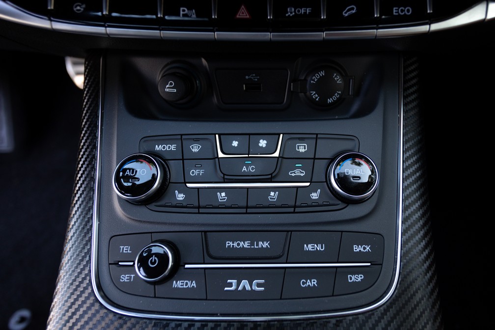 Jac T80 tem bancos dianteiros com aquecimento e resfriamento — Foto: Marcelo Brandt/G1