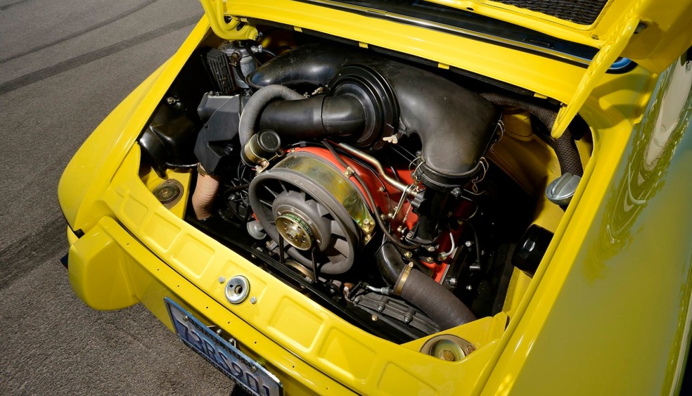 Equipado com motor 2.7 de 210 cv, 911 Carrera RS foi o carro mais rápido de sua época — Foto: Divulgação