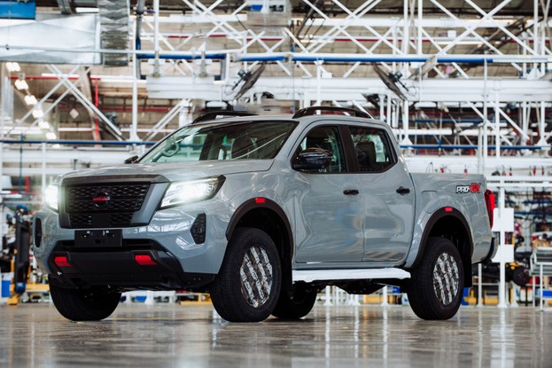 Nissan Frontier na fábrica - estática