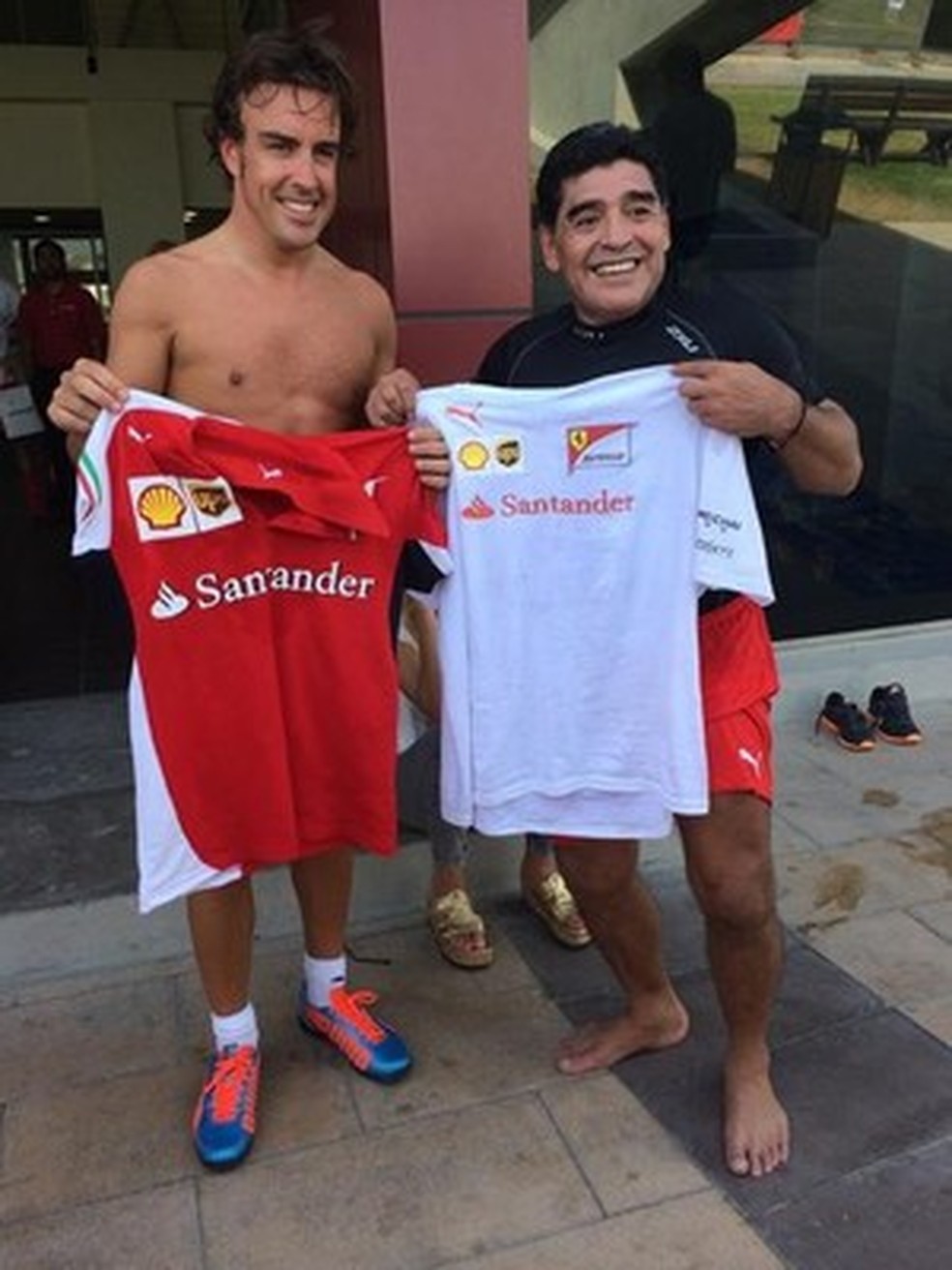 Alonso bate bola com Maradona em Dubai (Foto: Reprodução) — Foto: Auto Esporte