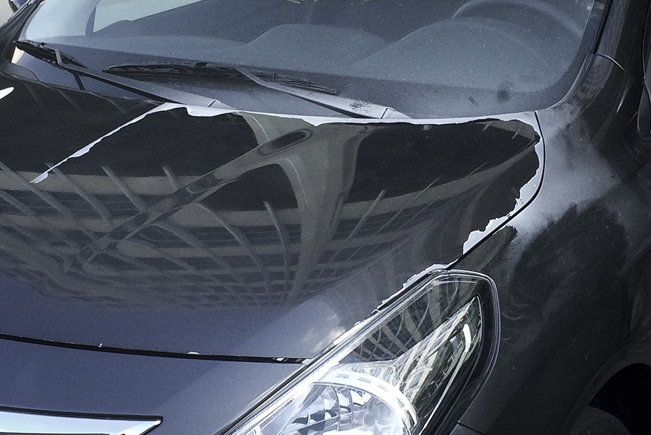 É preciso ficar atento para que a tinta não atinja outras partes do carro - é difícil evitar que isso aconteça