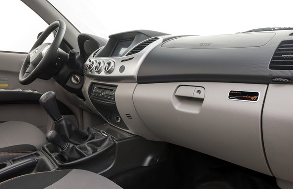 Mitsubishi L200 Triton Savana Off - Painel (Foto: Divulgação) — Foto: Auto Esporte