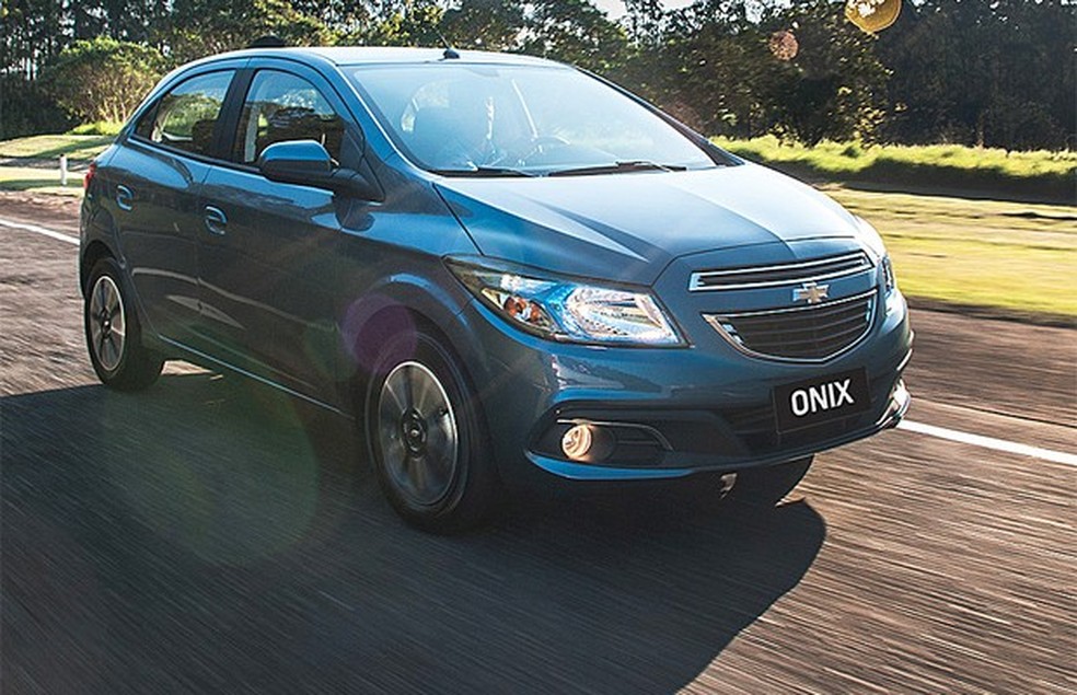 Chevrolet Onix usado é econômico e automático custa menos de R
