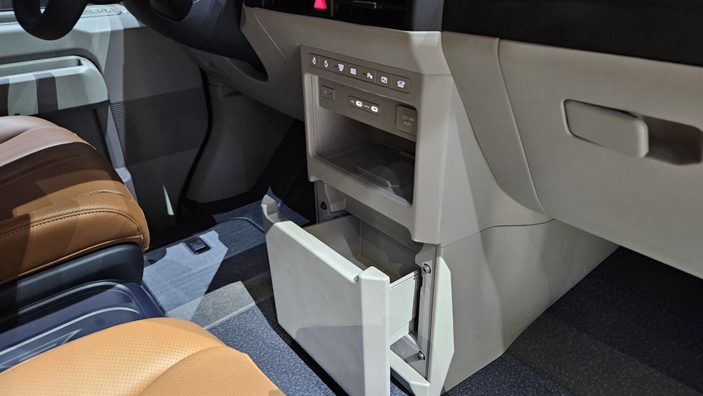 Kia PV5 Passenger 2025 tem até cooler na cabine — Foto: Leonardo Felix/Auto News Brasil