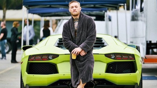Dominado por Lamborghini e Rolls-Royce, o recordista do UFC Conor McGregor ostenta sua luxuosa garagem