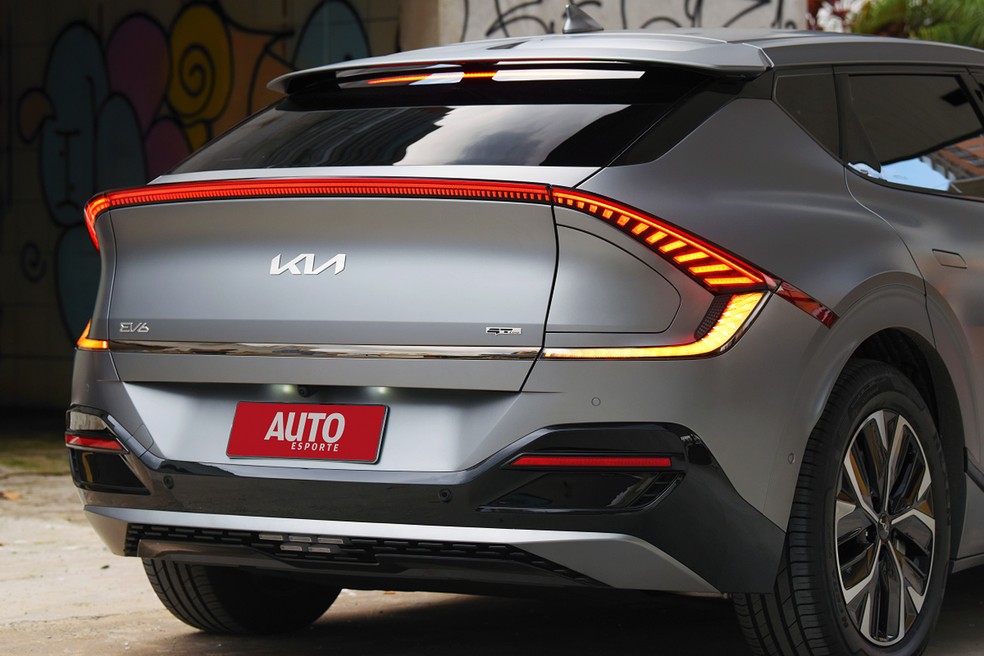 Lanternas do Kia EV6 fazem um arco na traseira — Foto: Murilo Góes/Auto News Brasil