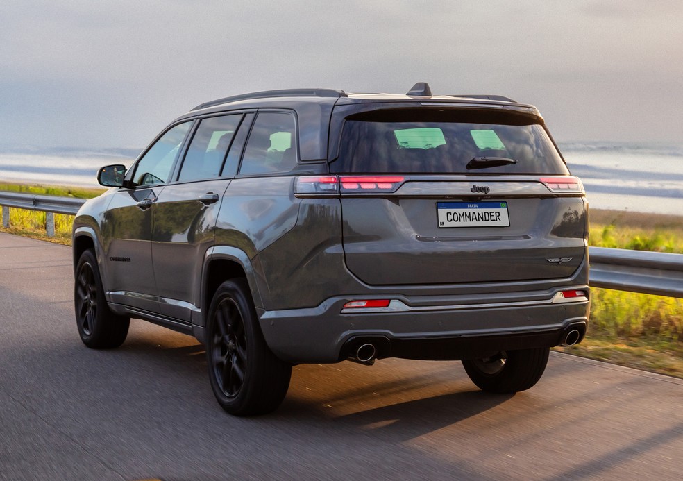 Jeep Commander Blackhawk 2025 traz saídas duplas de escapamento — Foto: Divulgação