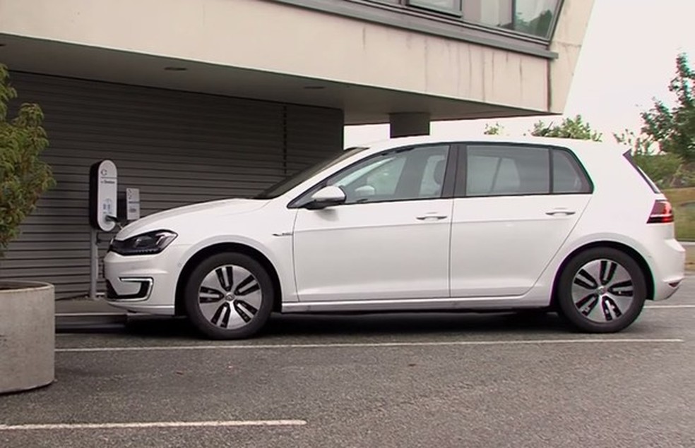Volkswagen testa Golf elétrico que se estaciona e recarrega sem o motorista (Foto: Reprodução) — Foto: Auto Esporte