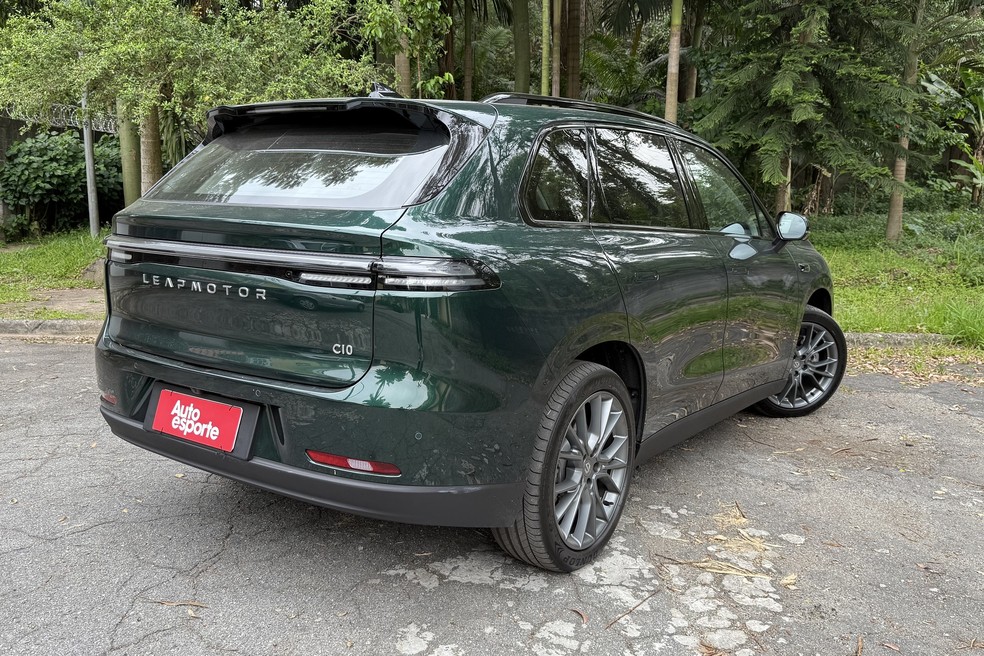 As duas versões do Leapmotor C10 são visualmente idênticas; o híbrido só traz um bocal de abastecimento extra — Foto: Cauê Lira/Auto News Brasil