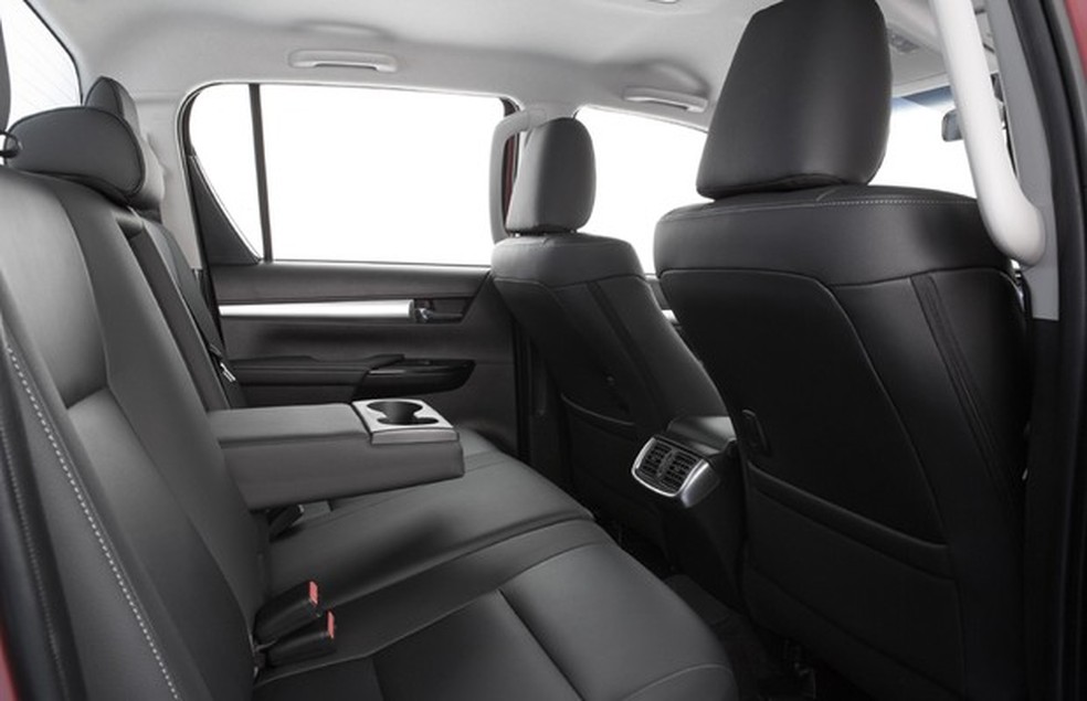 Bancos traseiros com apoio central da Toyota Hilux 2016 (Foto: Divulgação) — Foto: Auto Esporte