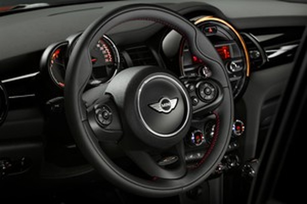 Painel do Mini John Cooper Works 2015 (Foto: Divulgação) — Foto: Auto Esporte