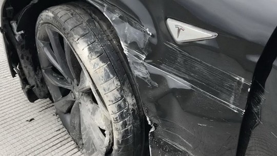 Tesla Model S bate em muro com sistema Autopilot ativado