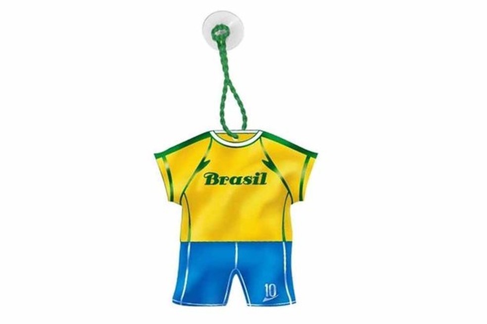 Os adereços fixados nos vidros também são opções para os apaixonados por futebol (Foto: Divulgação) — Foto: Auto Esporte