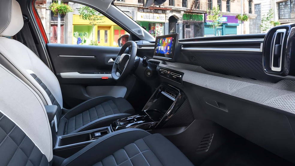 Painel do Citroën ë-C3 tem mais equipamentos e acabamento superior — Foto: Divulgação
