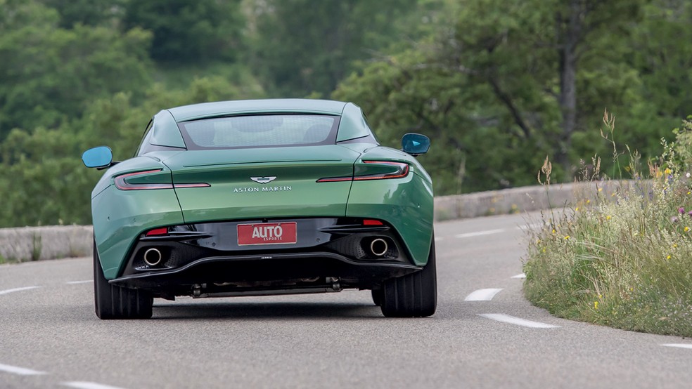 Aston Martin DB12 tem duas enormes saídas de escapamento — Foto: Divulgação