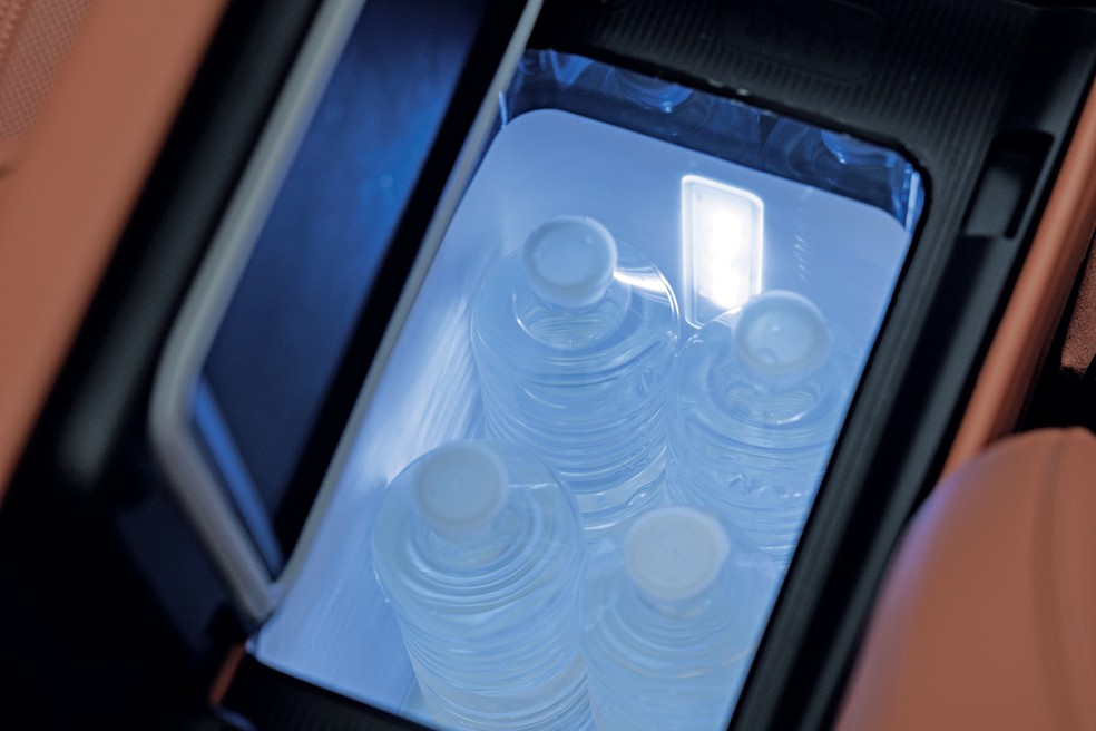 Console central com freezer? Parece coisa de Rolls-Royce, mas tem no Aion V — Foto: Divulgação