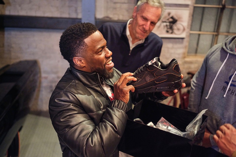 Ator recebeu ainda um Nike Air Max 90 customizado para combinar com o carro — Foto: Salvaggio Design