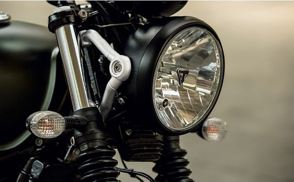 O estilo minimalista esconde detalhes bem minuciosos, caso do T de Triumph no farol — Foto: Auto Esporte