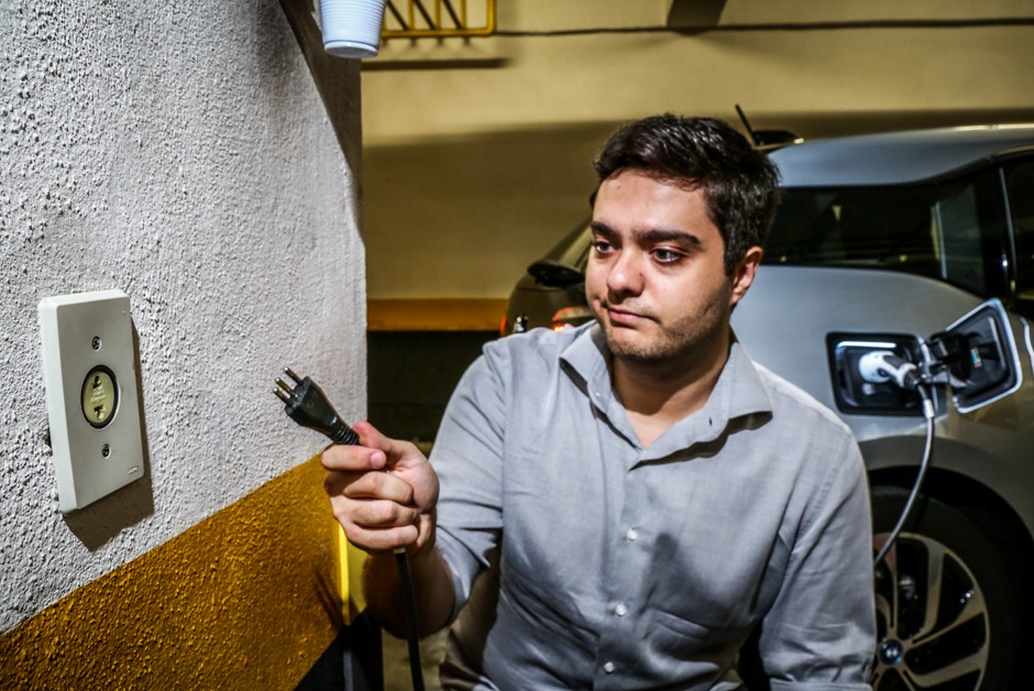 Muitos pontos de energia ainda contam com o modelo antigo de entrada para os carbos de energia