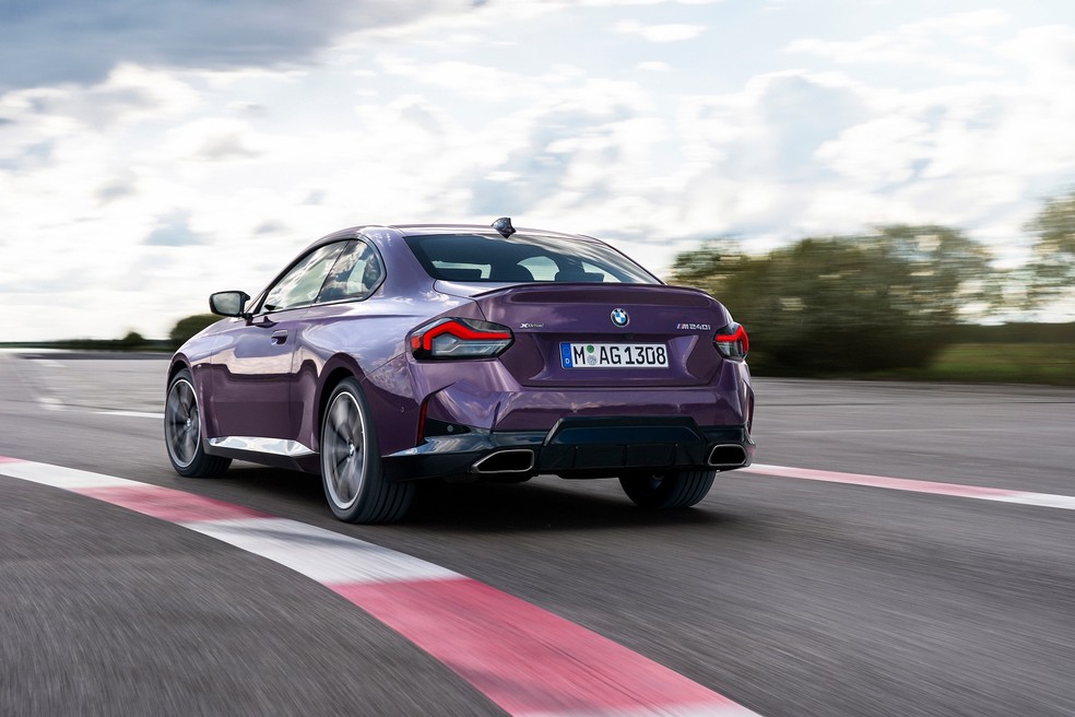 BMW M240i xDrive Coupé será oferecido inicialmente apenas com tração integral — Foto: Divulgação