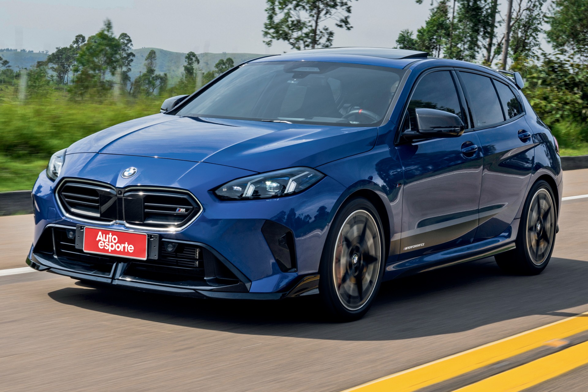 BMW M135 xDrive: Hot Hatch Desafia SUVs e Elétricos no...