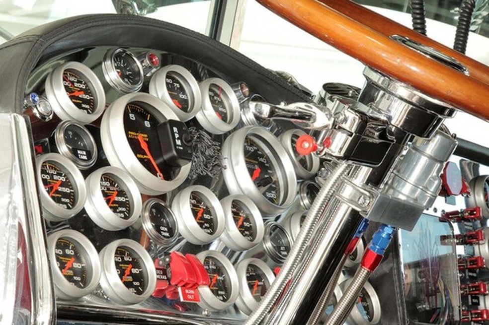 O painel tem mais de 20 instrumentos e o velocímetro é otimista (Foto: Reprodução) — Foto: Auto Esporte