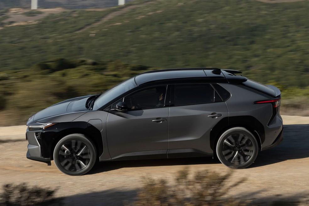 Toyota bz4X é um pouco maior que o RAV4 — Foto: Divulgação
