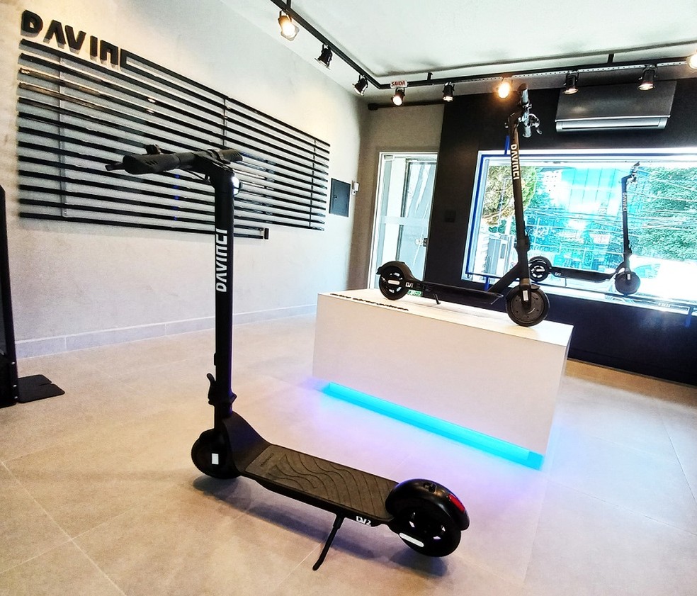 Showroom da Davinci  expões as duas versões do patinete elétrico — Foto: Ulisses Cavalcante