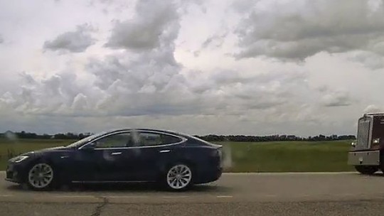 Motorista de Tesla é flagrado dormindo enquanto carro anda sozinho a 140 km/h