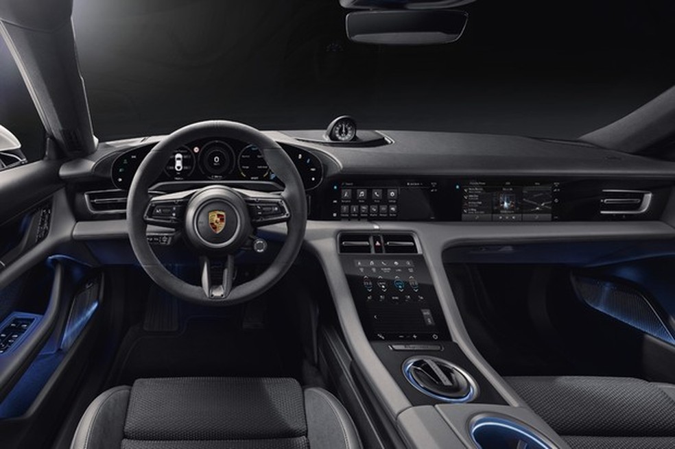 O interior do Porsche Taycan: passageiro também tem display touchscreen (Foto: Divulgação) — Foto: Auto Esporte