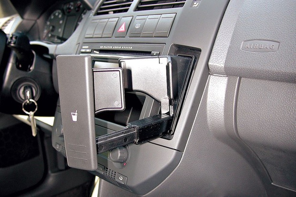 Porta-copos retrátil era um toque refinado do interior do Polo (Foto: Oswaldo Palermo/Auto News Brasil) — Foto: Auto Esporte