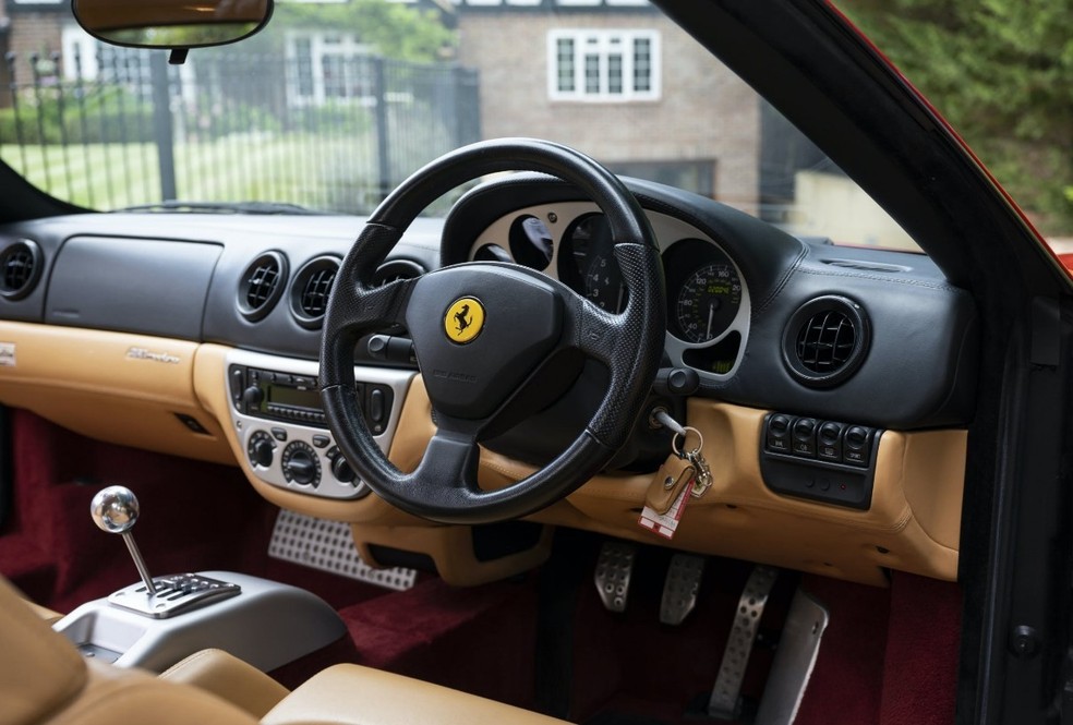 Interior da Ferrari 360 Modena de Eric Clapton é em couro bege e preto — Foto: Divulgação