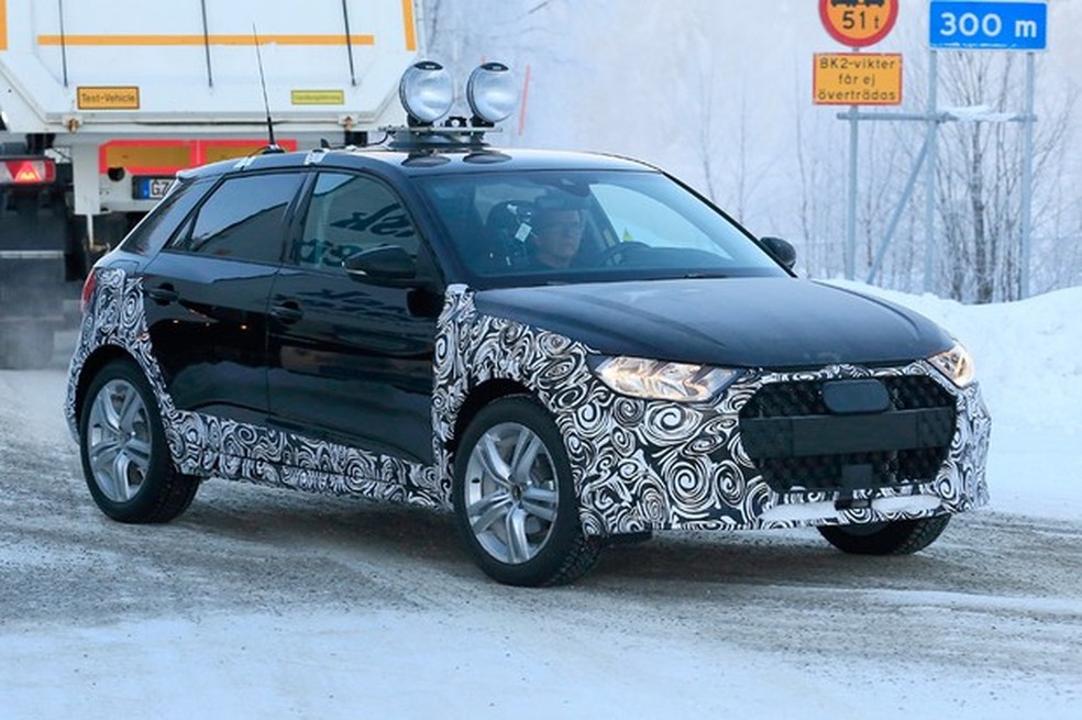 Audi A1 flagrado não conseguiu disfarçar os apliques de plástico (Foto: AutoMedia/Auto News Brasil) — Foto: Auto Esporte