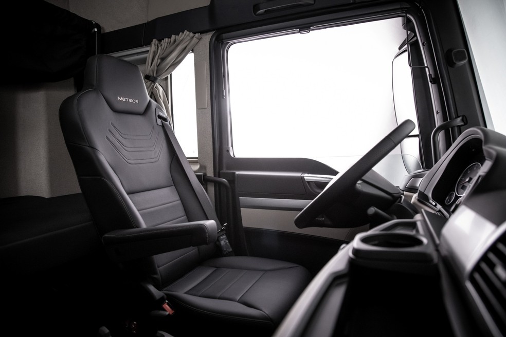 Banco do motorista do Volkswagen Meteor tem diversos ajustes pneumáticos e é muito confortável  — Foto: Divulgação