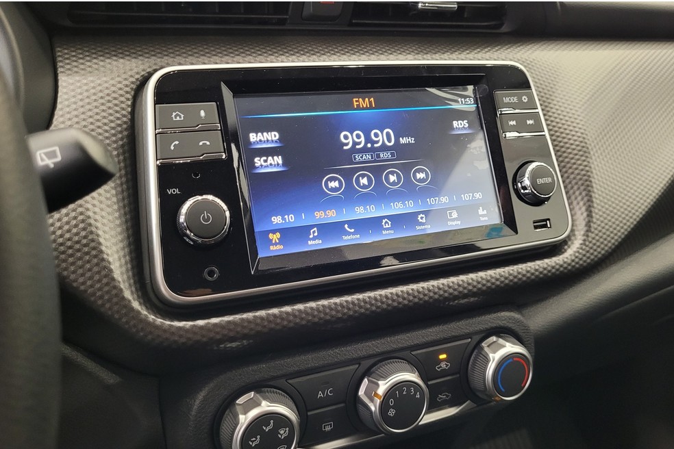 Nissan Kicks Play tem central multimídia de 8 polegadas — Foto: Lucas Cardoso/Autoesporte