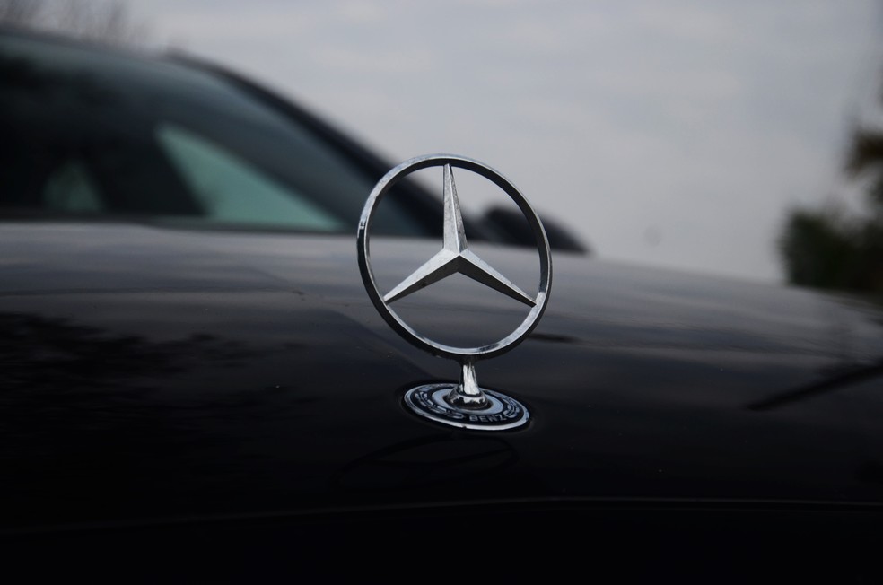 Mercedes-Benz E 300 é o único carro da marca do Brasil que ainda tem essa estrela na ponta do capô — Foto: André Schaun 