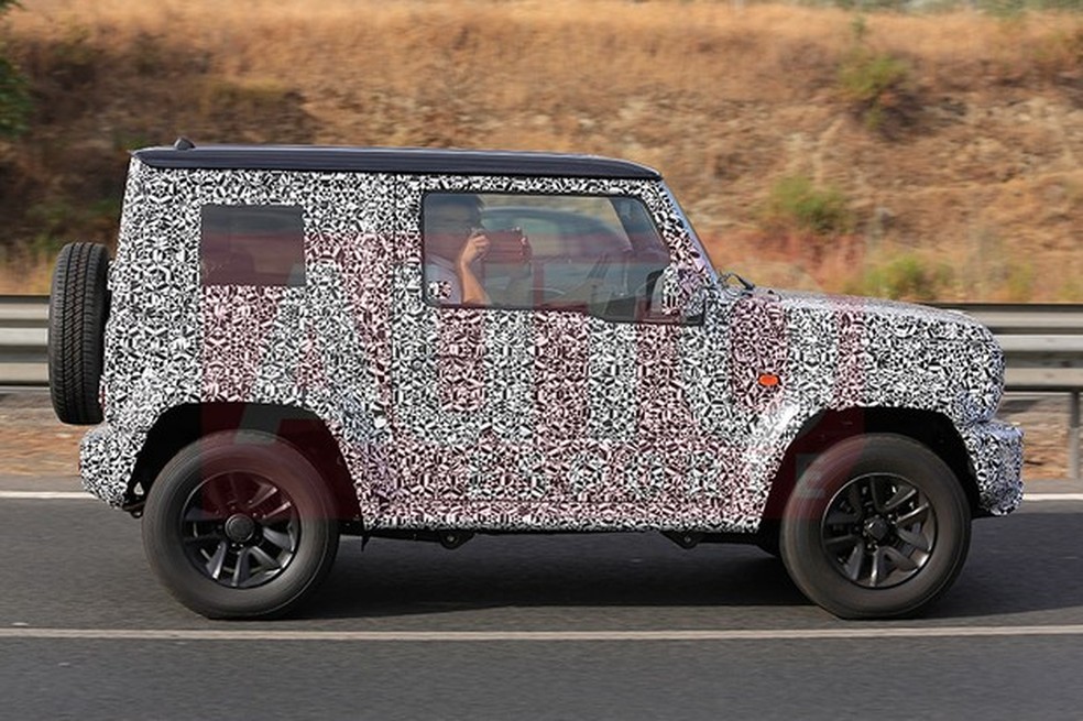 Novo Suzuki Jimny flagrado em testes (Foto: Automedia) — Foto: Auto Esporte